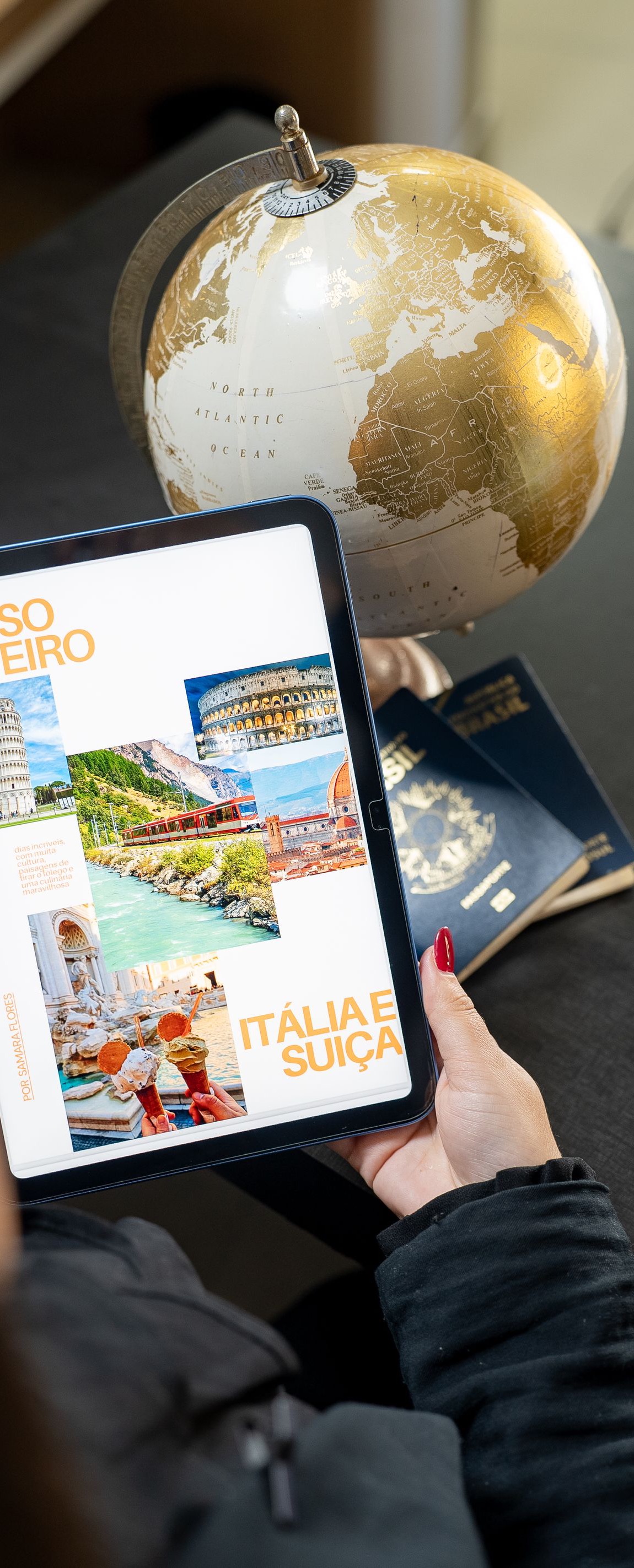 Planeamento de viagem com globo dourado e tablet