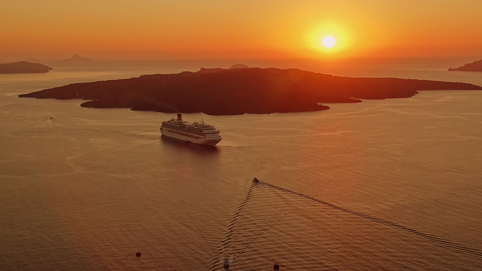 Cruzeiro ao pôr-do-sol na caldeira de Santorini